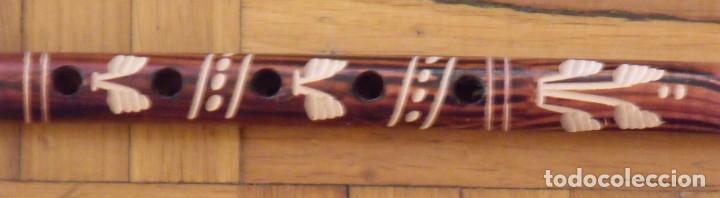 Artesanía: Flauta de madera con grabado artesanal. Portugal. Buen estado. 24,5 cm. 1,5 cm diámetro. - Foto 2 - 202409020