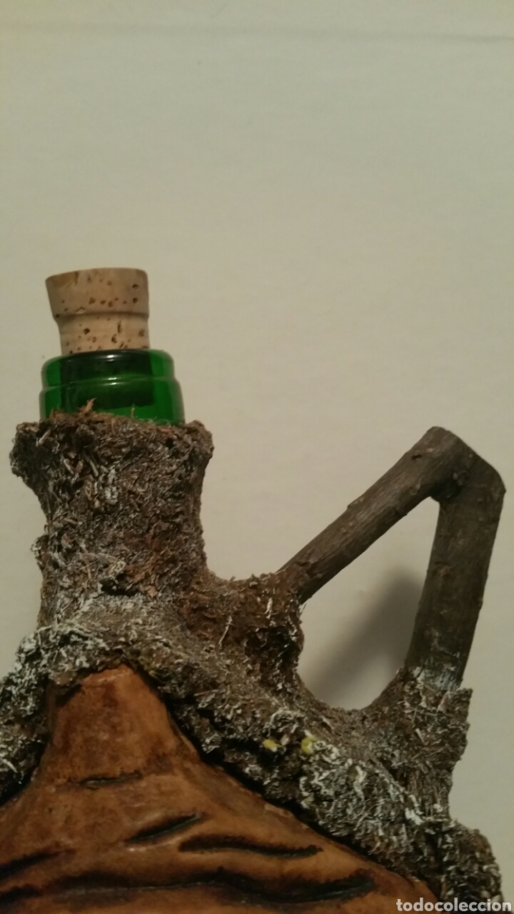 Artesan&iacute;a: Botella de cristal forrada de madera con rostro tallado. - Foto 2