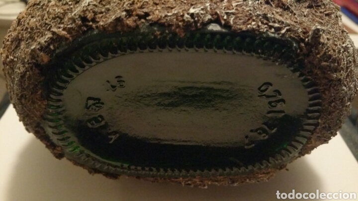 Artesan&iacute;a: Botella de cristal forrada de madera con rostro tallado. - Foto 9