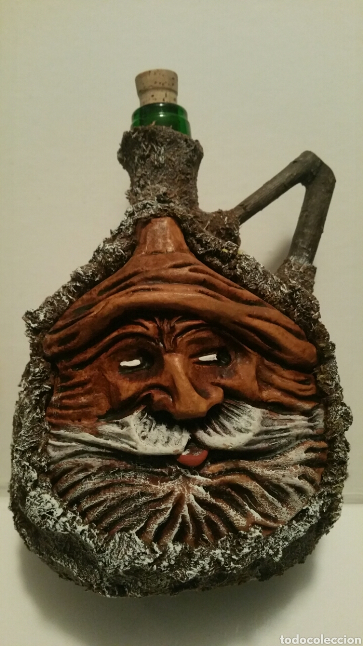 Artesan&iacute;a: Botella de cristal forrada de madera con rostro tallado. - Foto 1
