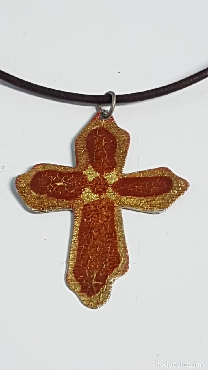 Artesan&iacute;a: Colgante de de cruz esmaltada - Foto 3