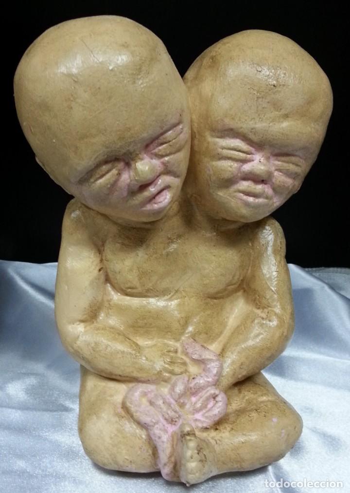 Artesan&iacute;a: Ni&ntilde;o de dos cabeza. Siameses. R&eacute;plica. - Foto 1