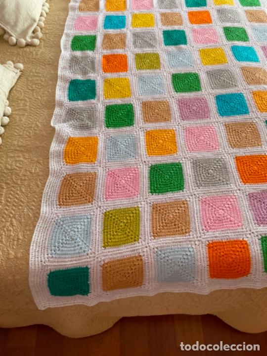 Artesanía: colcha o mantita de algodón multicolor hecha a mano de ganchillo - Foto 4 - 290257068