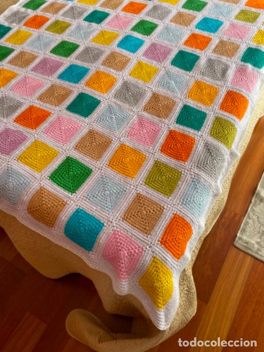 Artesanía: colcha o mantita de algodón multicolor hecha a mano de ganchillo - Foto 6 - 290257068