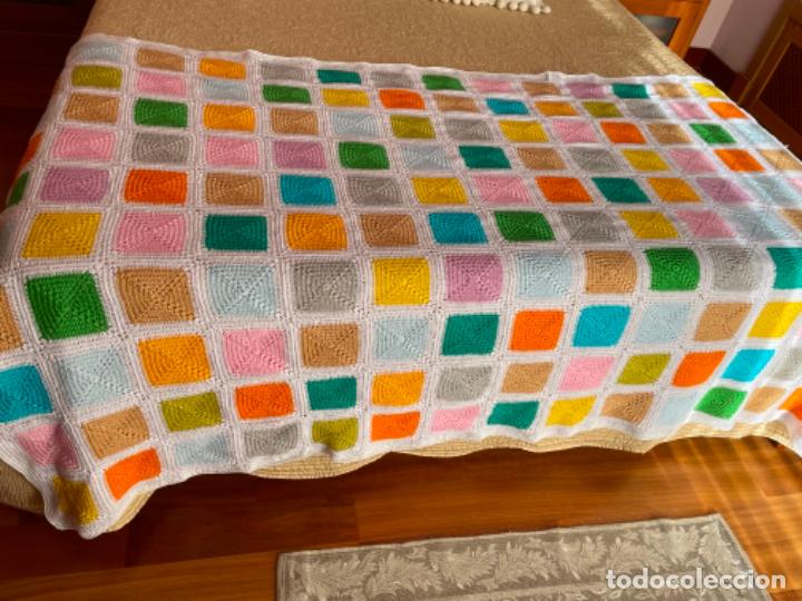 Artesanía: colcha o mantita de algodón multicolor hecha a mano de ganchillo - Foto 7 - 290257068