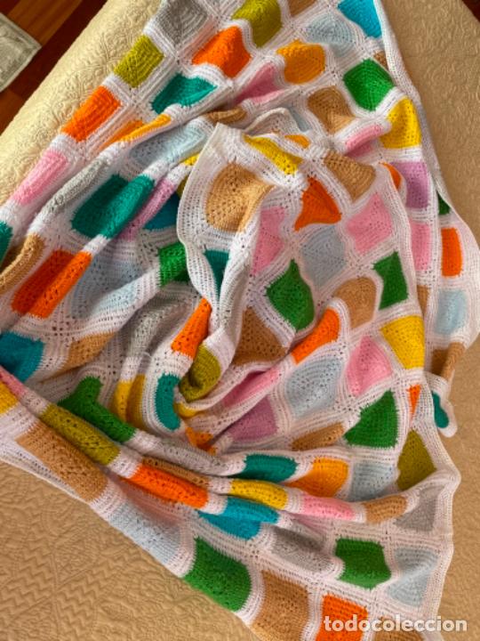 Artesanía: colcha o mantita de algodón multicolor hecha a mano de ganchillo - Foto 1 - 290257068