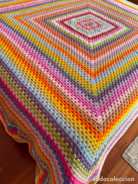 Artesanía: colcha o mantita de lana multicolor hecha a mano de ganchillo - Foto 3 - 290257368