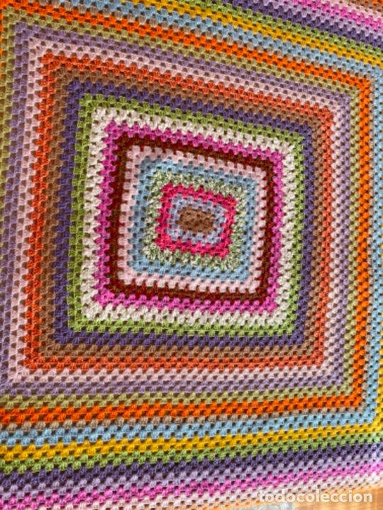 Artesanía: colcha o mantita de lana multicolor hecha a mano de ganchillo - Foto 5 - 290257368