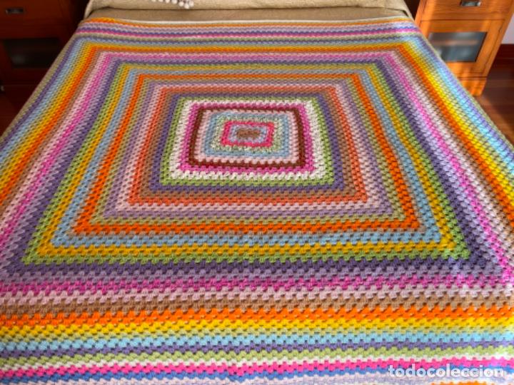 Artesanía: colcha o mantita de lana multicolor hecha a mano de ganchillo - Foto 1 - 290257368