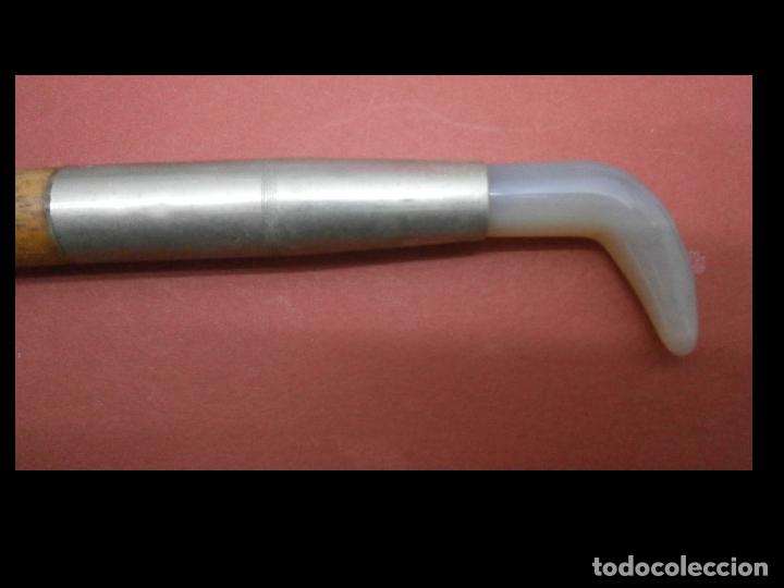 Artesan&iacute;a: Antiguo bru&ntilde;idor de agata con mango de madera labrada - Foto 2