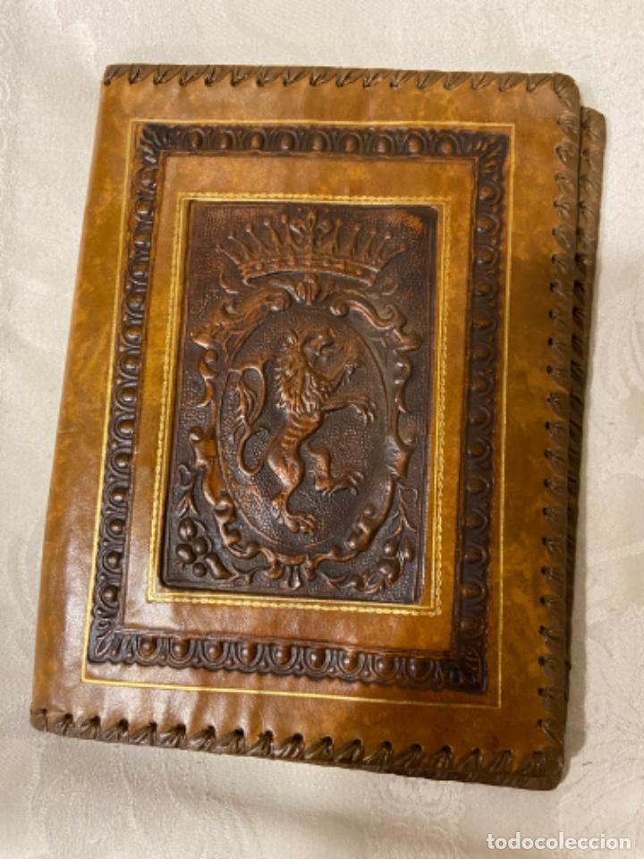 Artesan&iacute;a: C-12. Carpeta de piel repujada. - Foto 1