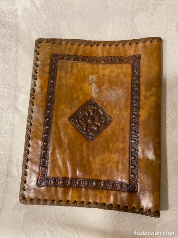 Artesan&iacute;a: C-12. Carpeta de piel repujada. - Foto 2