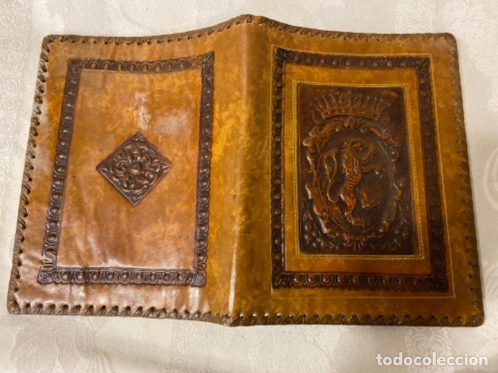 Artesan&iacute;a: C-12. Carpeta de piel repujada. - Foto 3