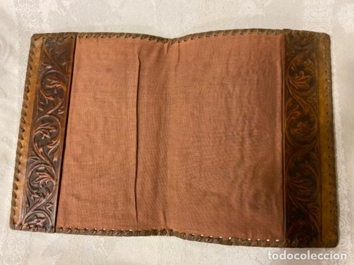 Artesan&iacute;a: C-12. Carpeta de piel repujada. - Foto 4