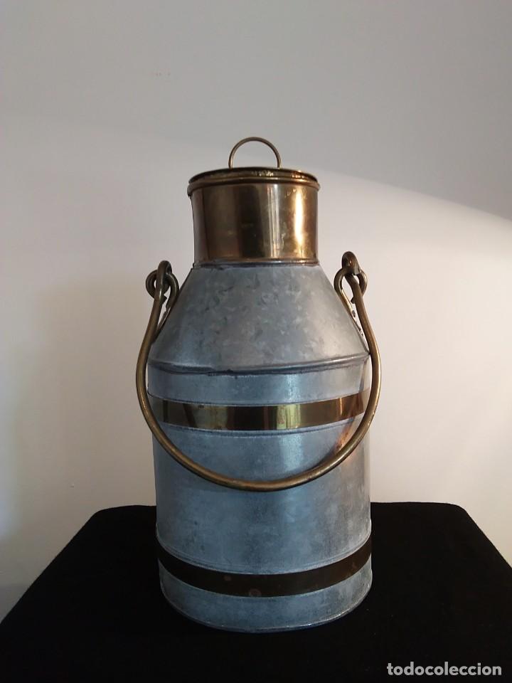 Artesan&iacute;a: Lechera en metal y lat&oacute;n. - Foto 1