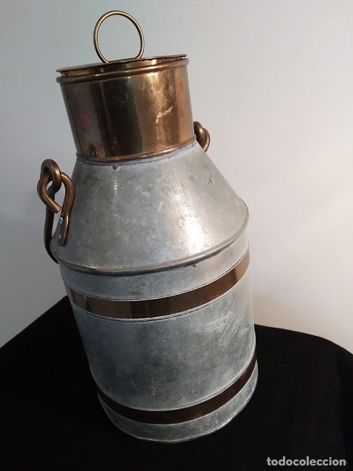 Artesan&iacute;a: Lechera en metal y lat&oacute;n. - Foto 2