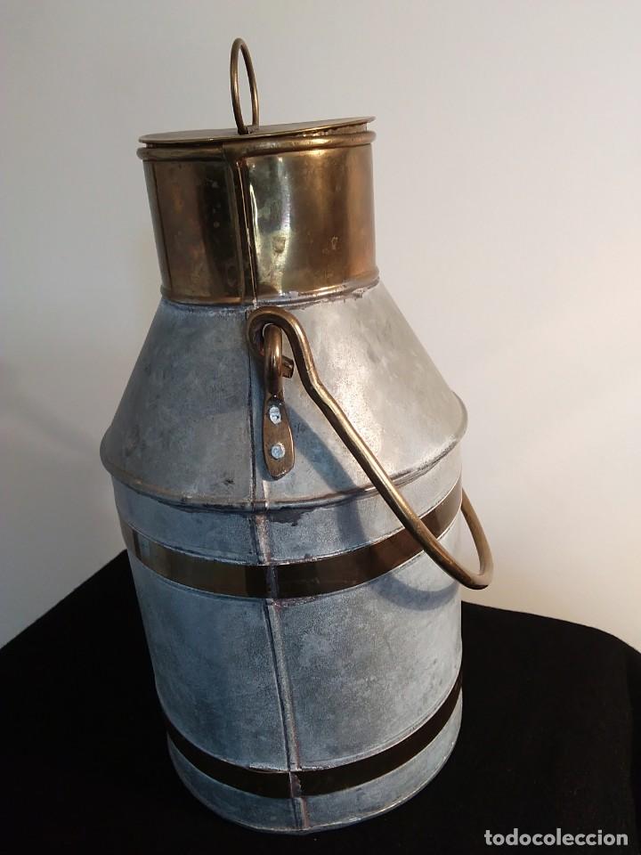 Artesan&iacute;a: Lechera en metal y lat&oacute;n. - Foto 3