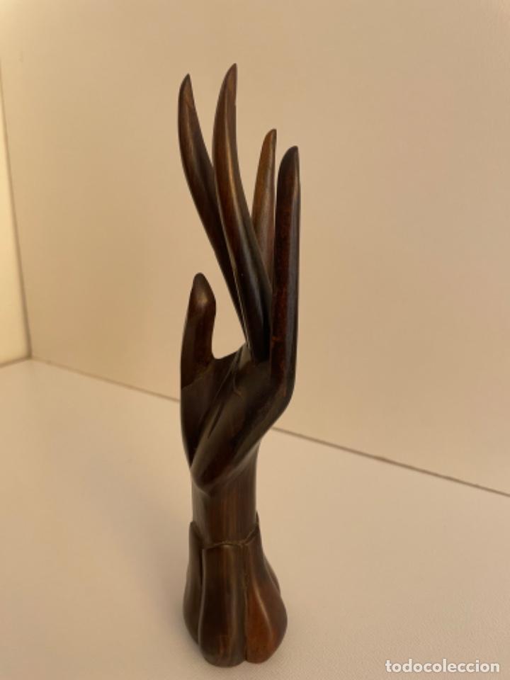 Artesan&iacute;a: Figura tallada en madera en forma de mano - Foto 1