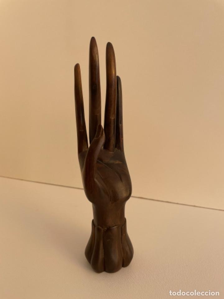 Artesan&iacute;a: Figura tallada en madera en forma de mano - Foto 2