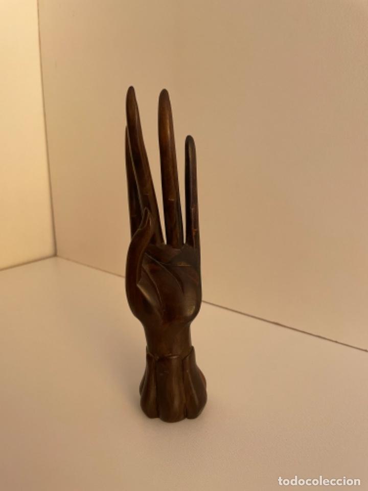 Artesan&iacute;a: Figura tallada en madera en forma de mano - Foto 3