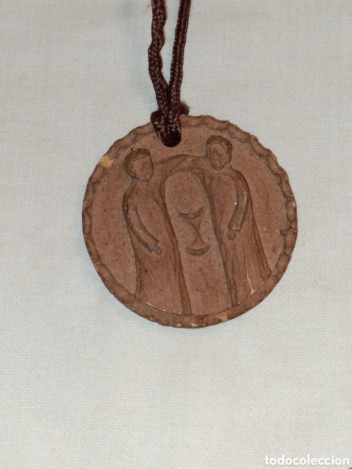 Artesan&iacute;a: Medalla de madera. 5,5 cms &empty; - Foto 1