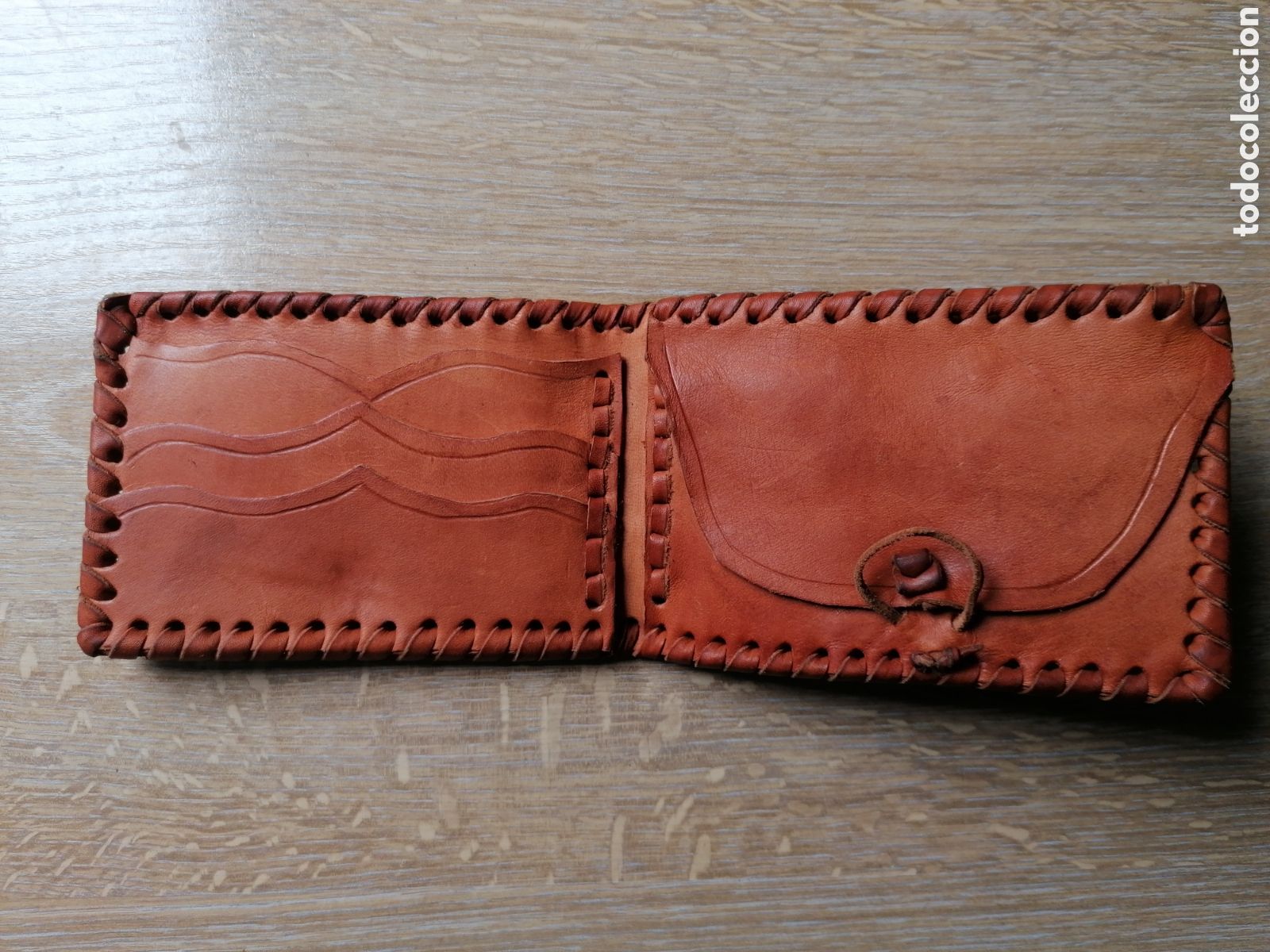 Artesan&iacute;a: Cartera de bolsillo en cuero repujado. 12x 8 cms. - Foto 2