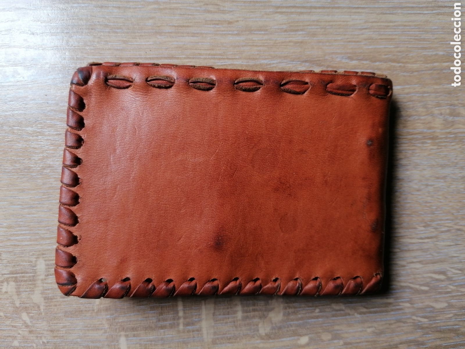Artesan&iacute;a: Cartera de bolsillo en cuero repujado. 12x 8 cms. - Foto 3
