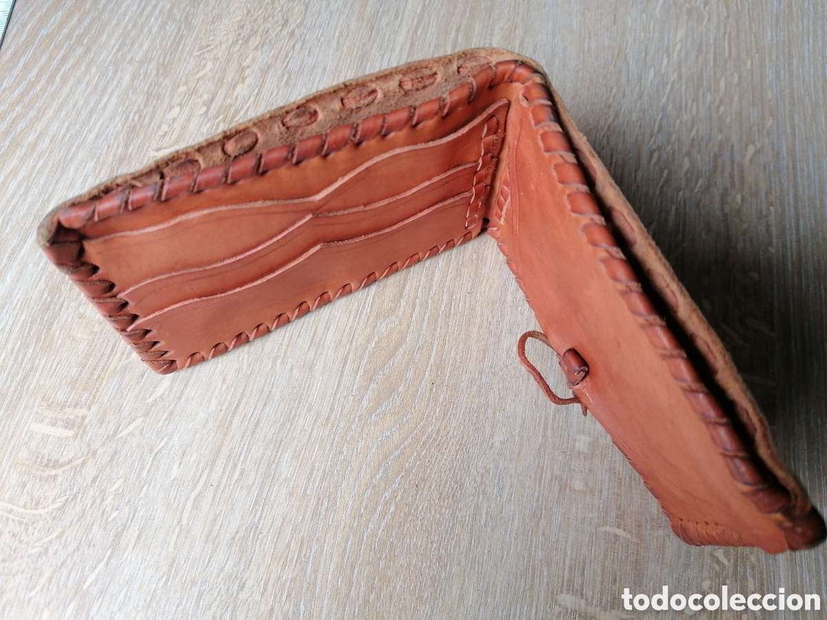 Artesan&iacute;a: Cartera de bolsillo en cuero repujado. 12x 8 cms. - Foto 4