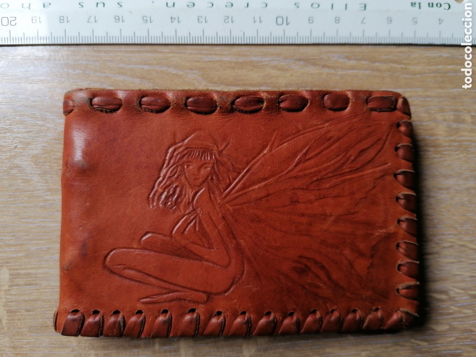 Artesan&iacute;a: Cartera de bolsillo en cuero repujado. 12x 8 cms. - Foto 1