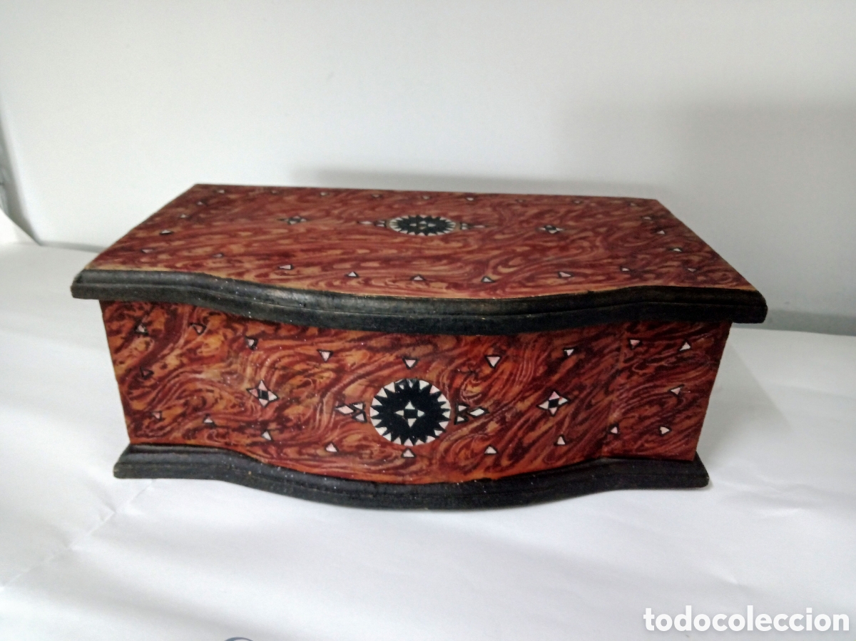 Artesan&iacute;a: Ba&uacute;l cofre de madera e incrustaciones de n&aacute;car - Foto 1