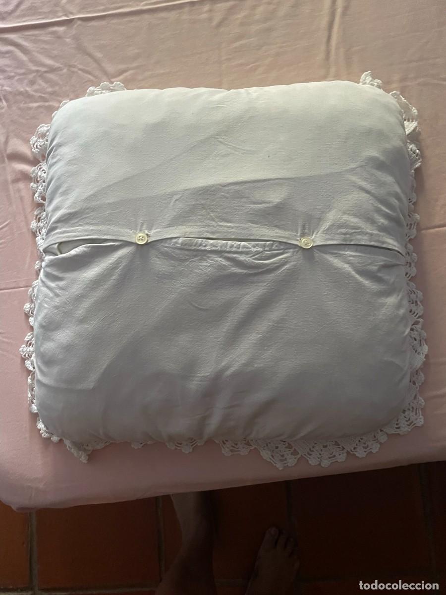 Artesan&iacute;a: DOS COJINES DE GANCHILLO 45 CM - Foto 3