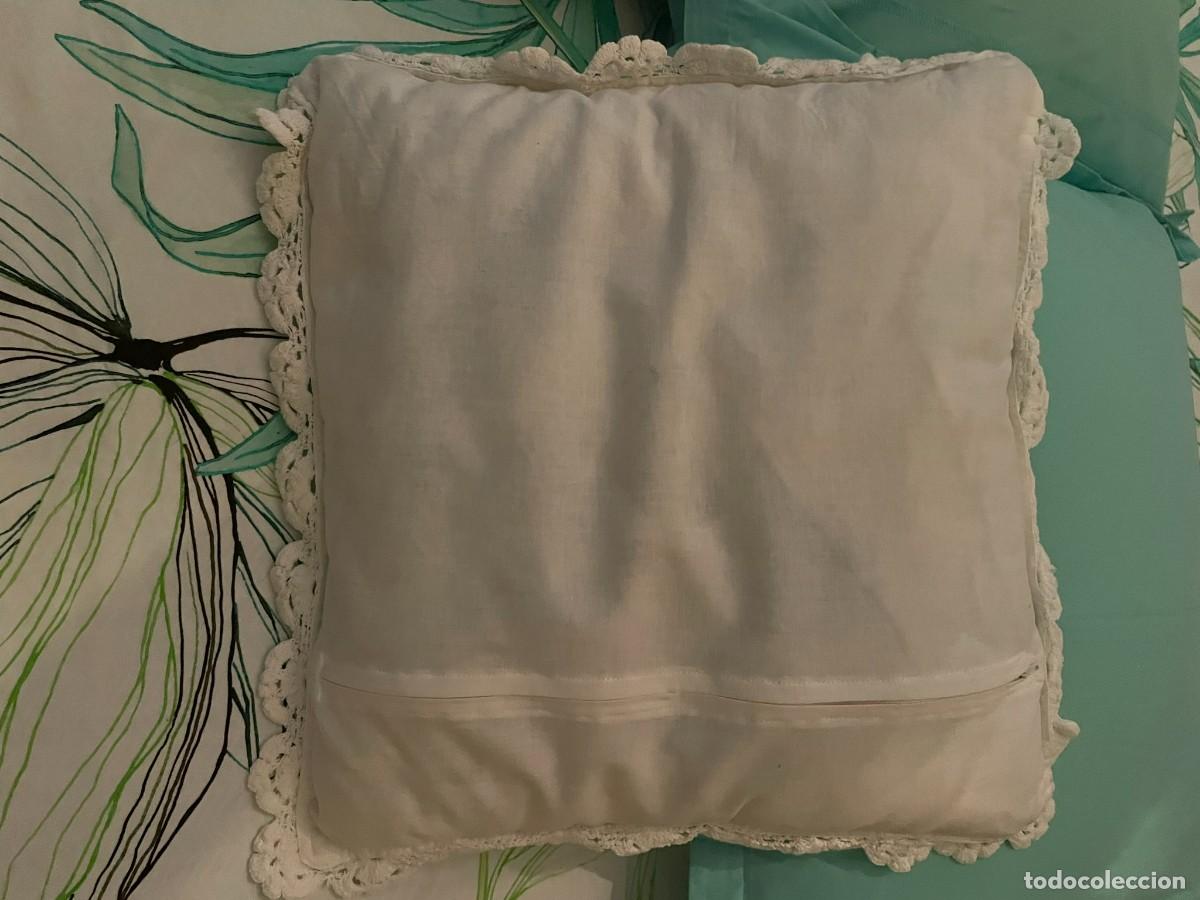 Artesan&iacute;a: DOS COJINES DE GANCHILLO 40 CM - Foto 3