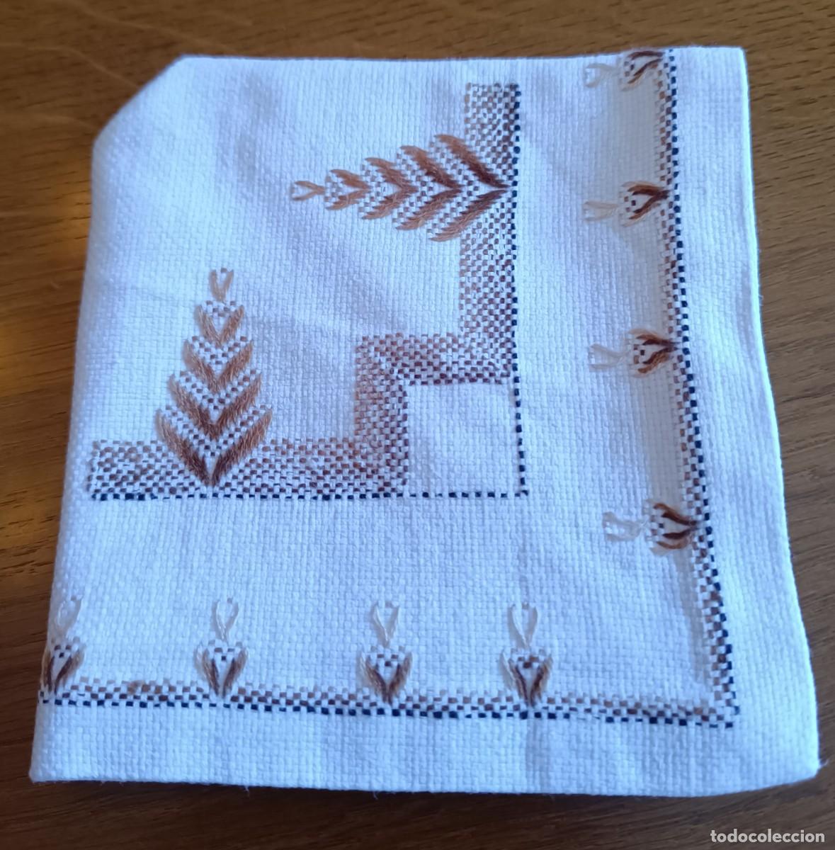 Artesan&iacute;a: Mantelito con 4 servilletas hecho a mano. - Foto 3
