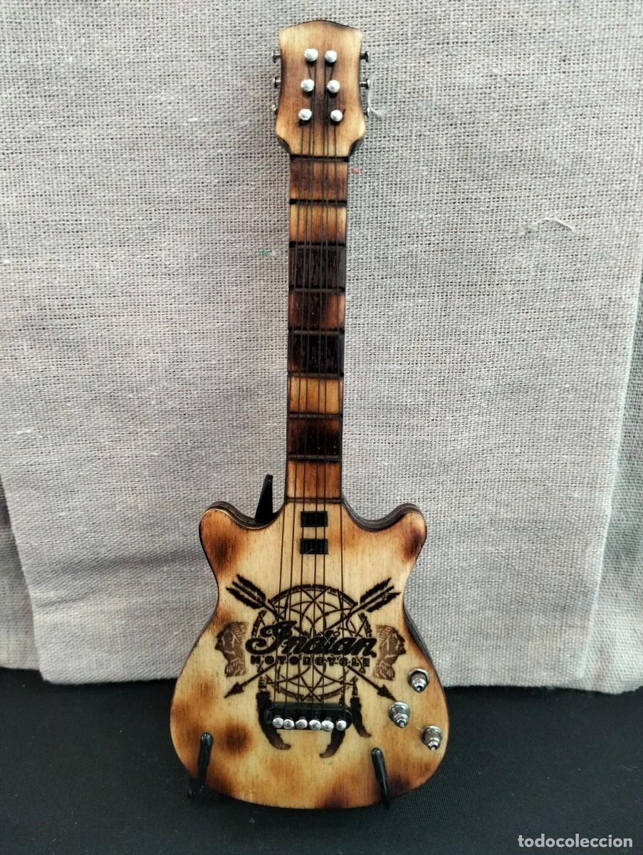 Artesan&iacute;a: Guitarras miniatura en madera - Foto 1