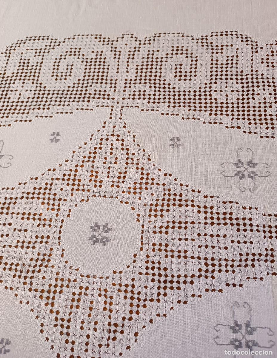 Artesan&iacute;a: Mantel de Lagartera antiguo blanco y gris. - Foto 3