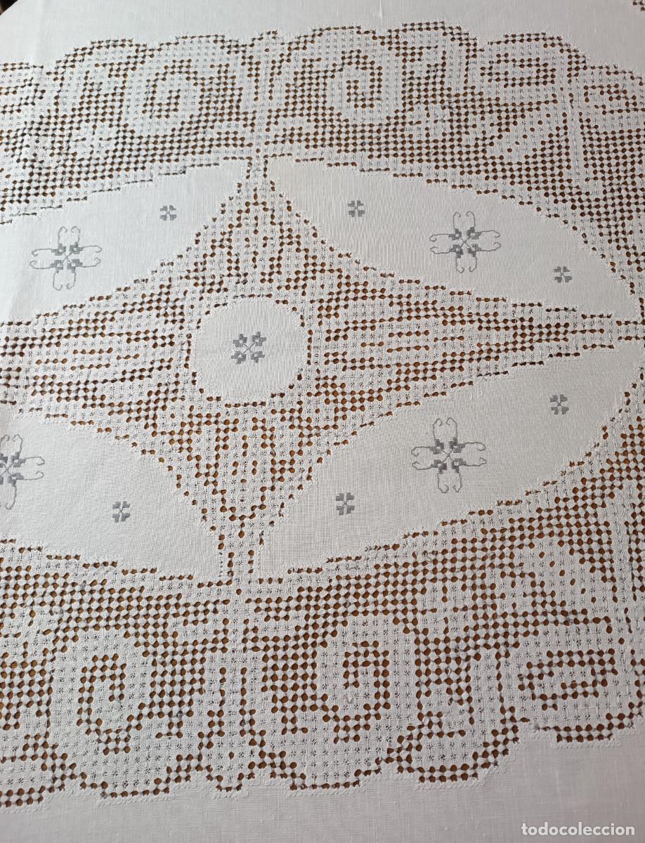 Artesan&iacute;a: Mantel de Lagartera antiguo blanco y gris. - Foto 10