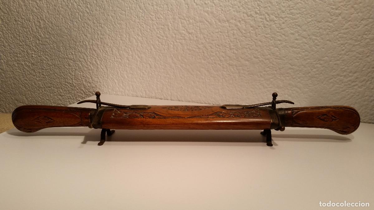 Kunsthandwerk: MAGNIFICO TRINCHANTE EN SU FUNDA DE MADERA LABRADA Y LAT&Oacute;N - 45 cms