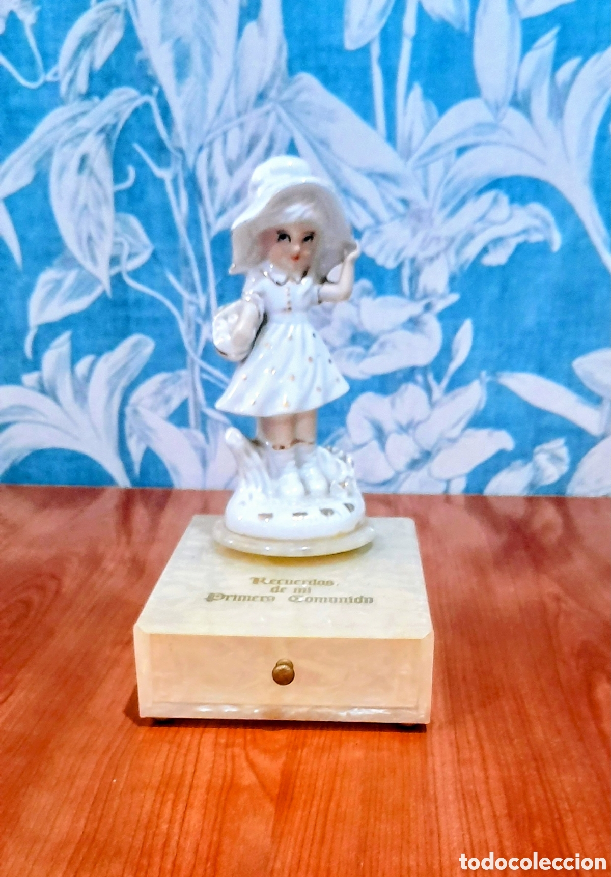 Artesan&iacute;a: Joyero Musical Artesanal de Porcelana y N&aacute;car. Medidas 19 X 15 X 11 cm.