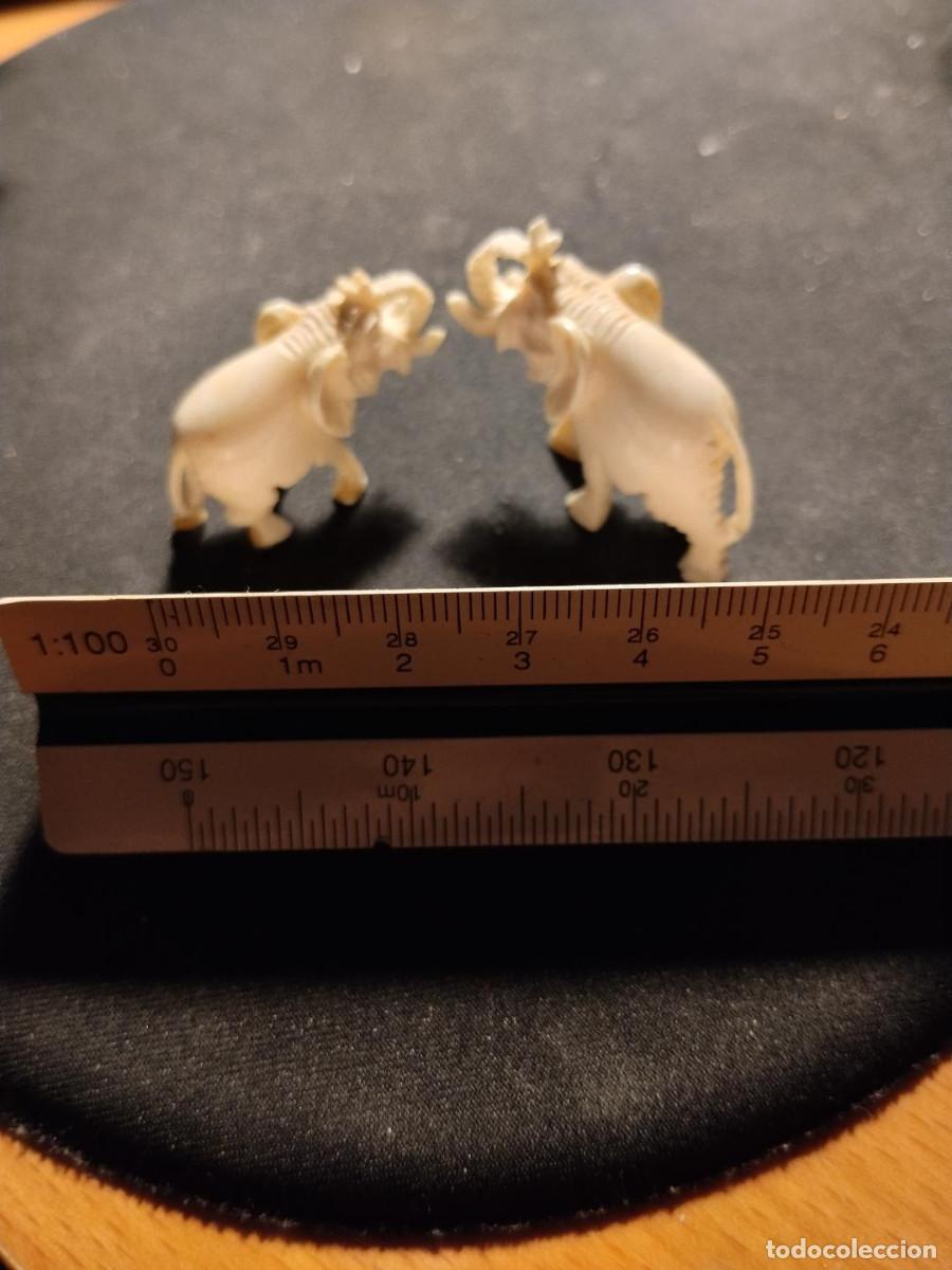 Handicraft: Pareja de figuras (Elefantes) antiguas talladas en material org&aacute;nico