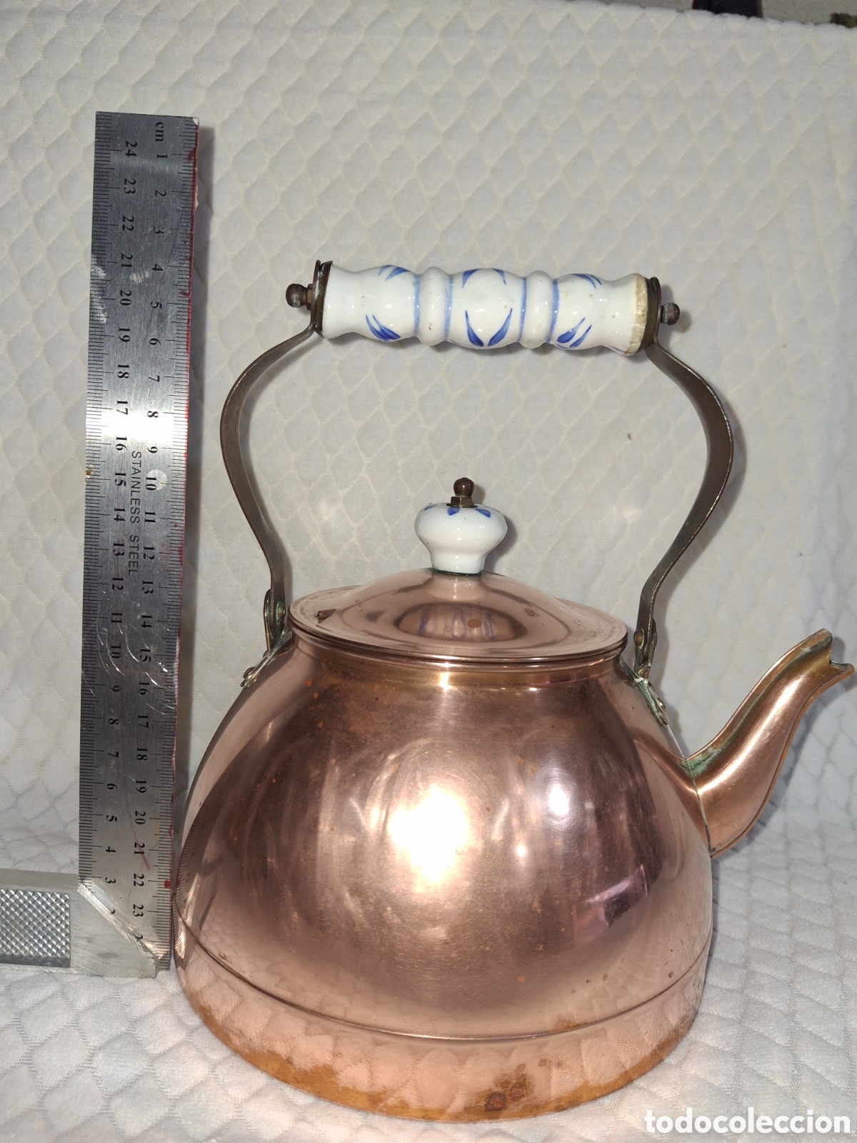 Artesan&iacute;a: Tetera vintage de cobre con asa de porcelana azul