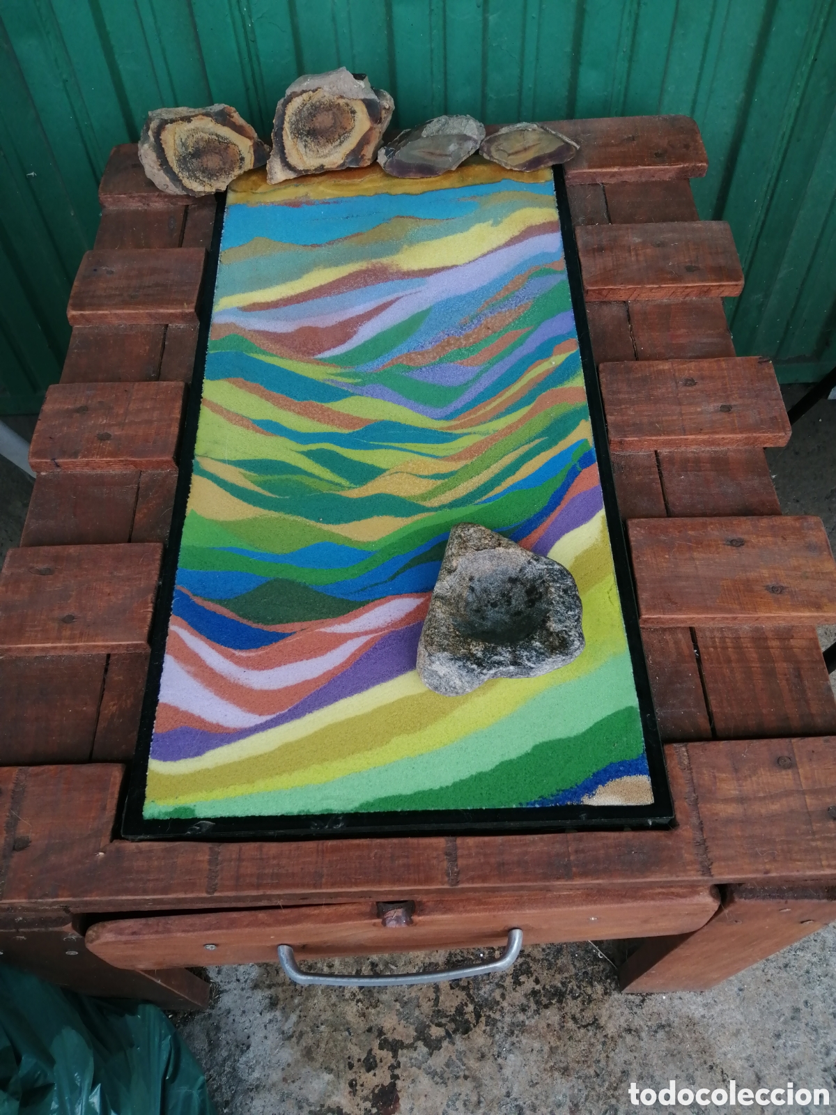 Artesan&iacute;a: Mesita OIARTZUN.Hecha con materiales reciclados y sal coloreada. Cenicero y rocas de pe&ntilde;as de aia