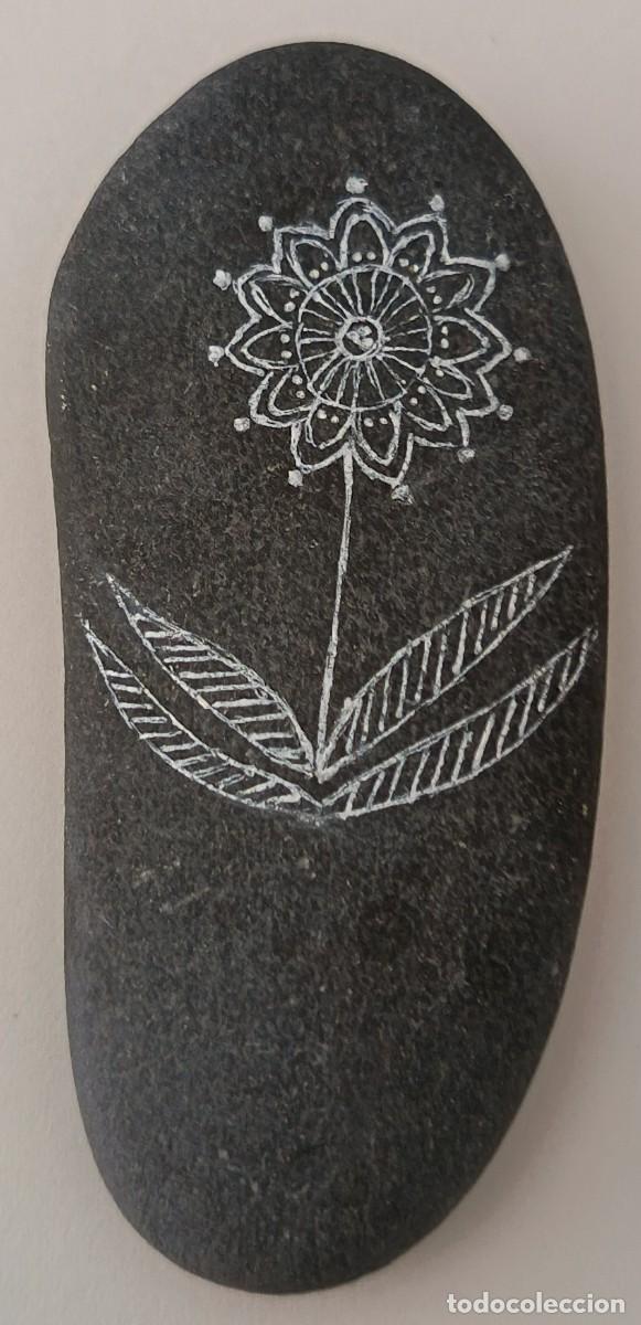 Artesan&iacute;a: Piedra gris. Pintada a mano con una flor.