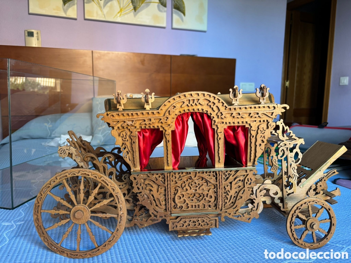 Artesan&iacute;a: Espectacular Carroza de Marqueter&iacute;a Artesanal en Madera - Incluye Urna de Cristal (65 cm)