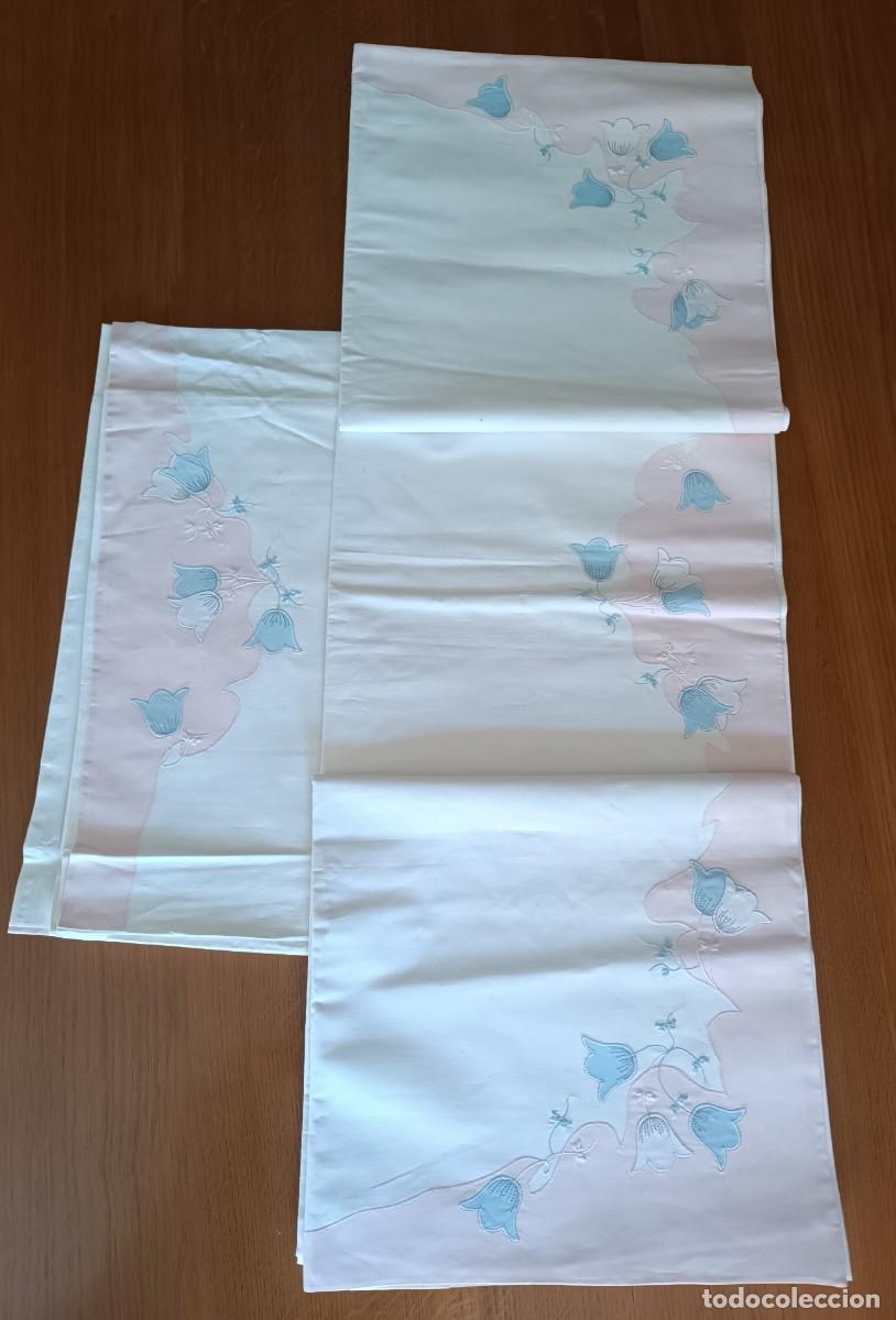 Artesan&iacute;a: Juego de sabanas antiguo de algodon blanco, con dibujos en rosa y celeste.