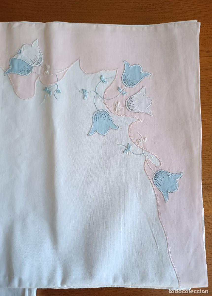 Artesan&iacute;a: Juego de sabanas antiguo de algodon blanco, con dibujos en rosa y celeste. - Foto 2