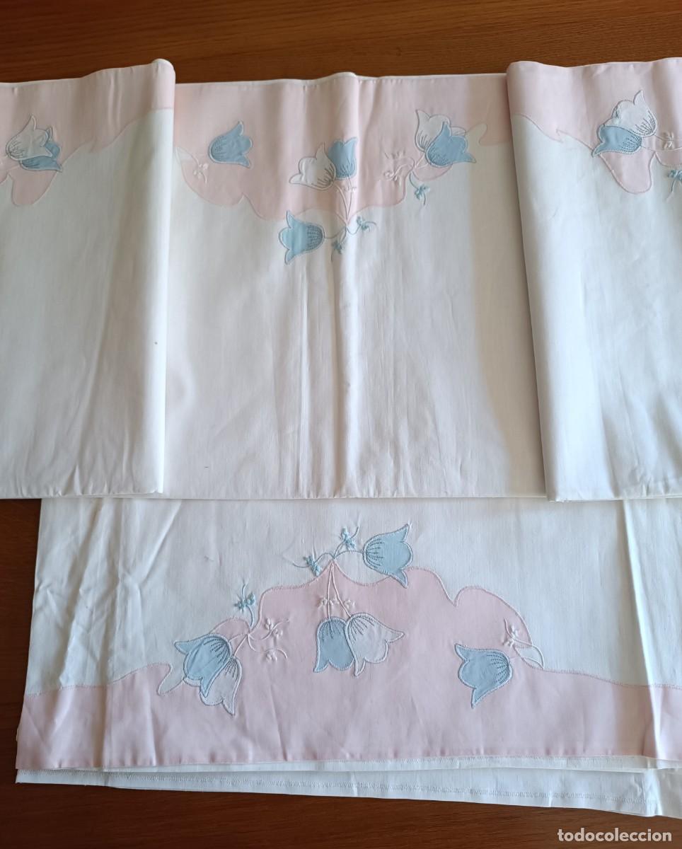 Artesan&iacute;a: Juego de sabanas antiguo de algodon blanco, con dibujos en rosa y celeste. - Foto 3