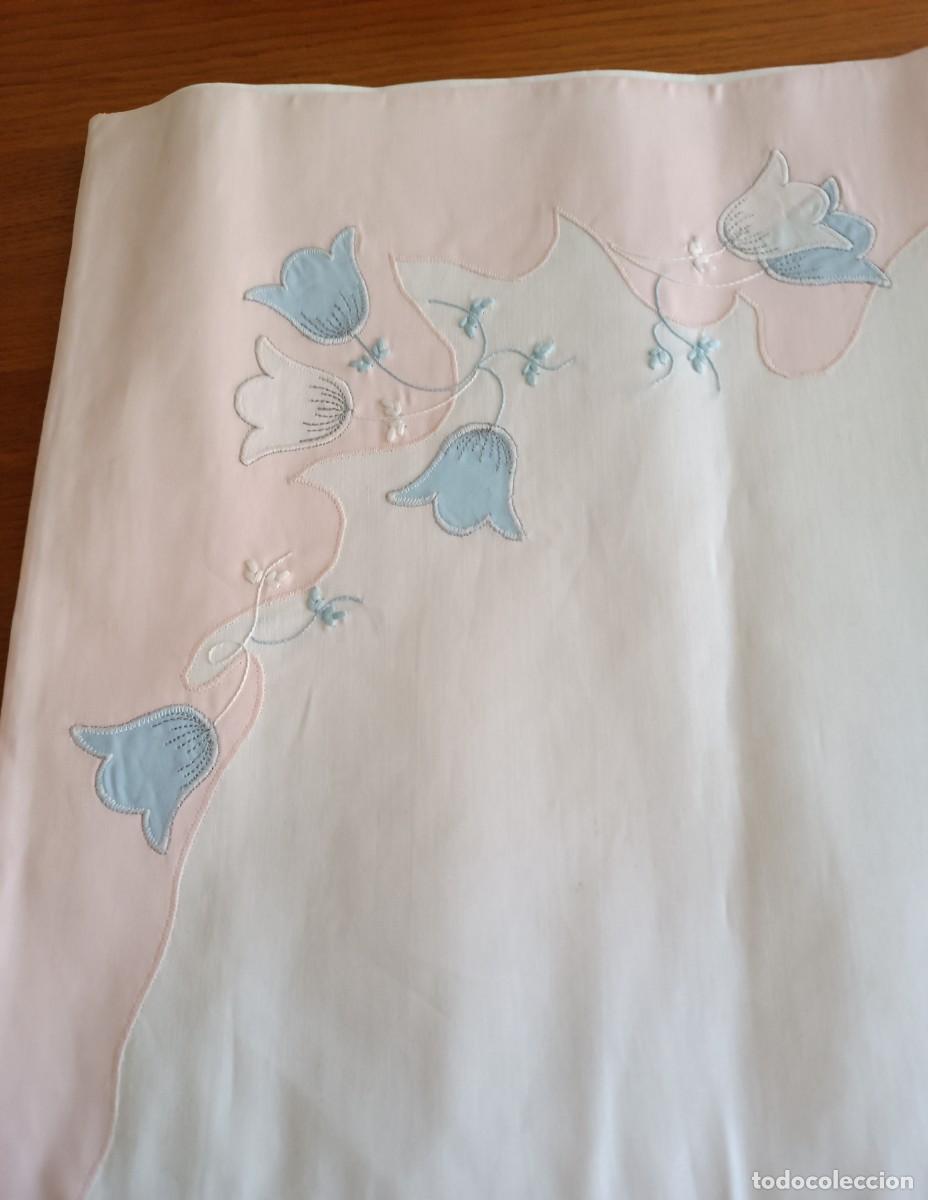 Artesan&iacute;a: Juego de sabanas antiguo de algodon blanco, con dibujos en rosa y celeste. - Foto 4