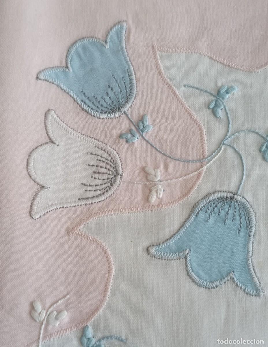 Artesan&iacute;a: Juego de sabanas antiguo de algodon blanco, con dibujos en rosa y celeste. - Foto 5