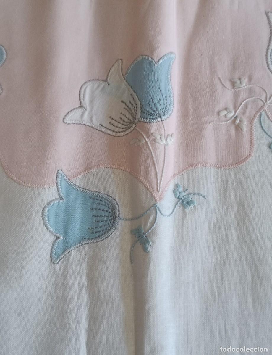 Artesan&iacute;a: Juego de sabanas antiguo de algodon blanco, con dibujos en rosa y celeste. - Foto 6