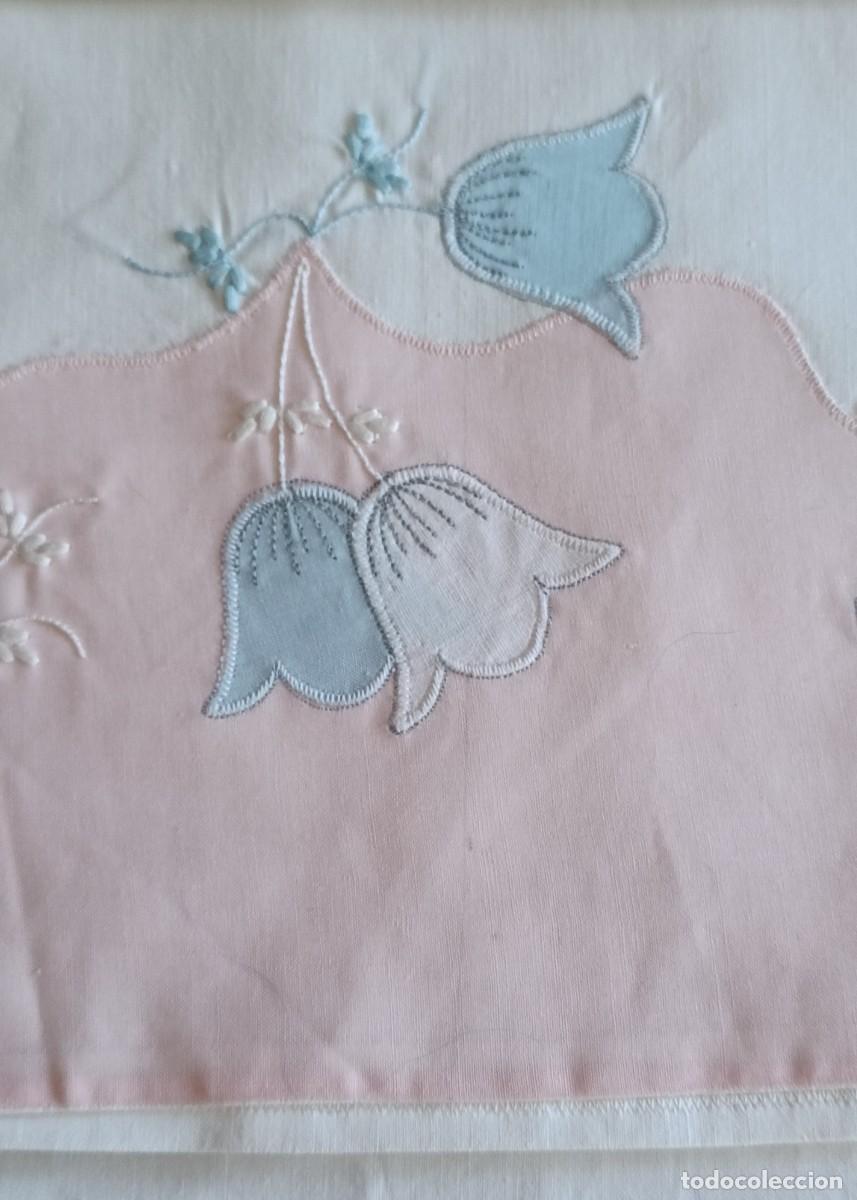 Artesan&iacute;a: Juego de sabanas antiguo de algodon blanco, con dibujos en rosa y celeste. - Foto 7